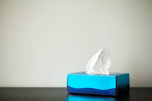 Caja de servilletas de higiene blanca en baño ligero — Foto de Stock