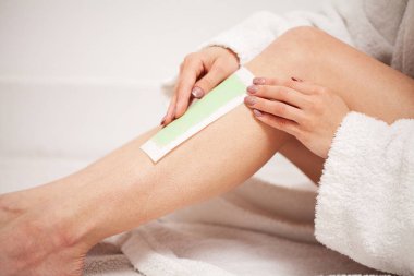 Kadınlar tuvalette tüy döküyor.