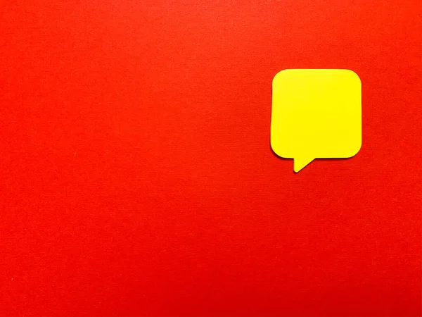 Klistermärke med tomt utrymme för text på röd vägg — Stockfoto