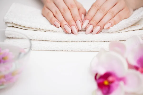 Kobieta w studiu piękności robi nowy manicure — Zdjęcie stockowe