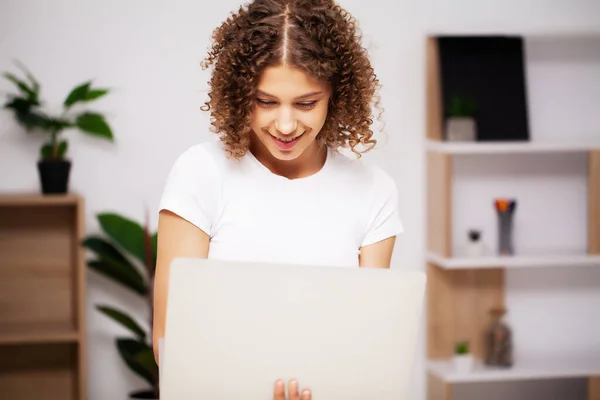 Attraktiv affärskvinna som arbetar på laptop på sin arbetsstation. — Stockfoto