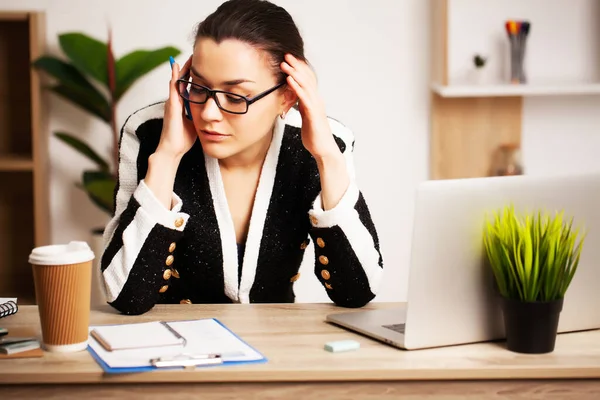 Atractiva mujer de negocios que trabaja en la computadora portátil en su estación de trabajo . — Foto de Stock