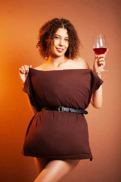 Cute woman with glass of red wine participate pillow challenge — Stock Photo, Image