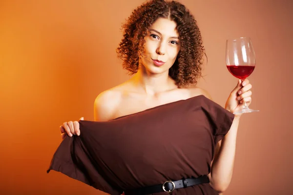 Cute kobieta ze szklanką czerwonego wina udział wyzwanie poduszki — Zdjęcie stockowe