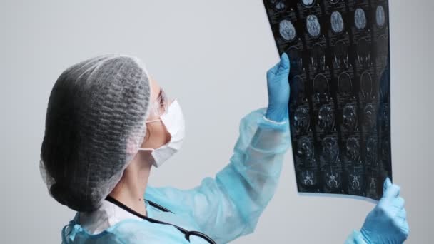 Il medico esamina un'immagine MRI del cervello dei pazienti . — Video Stock
