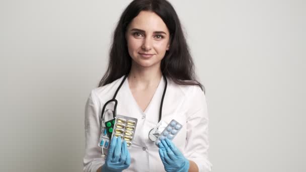 Žena lékař v rukavicích drží pilulky pro muže sexuální zdraví. — Stock video