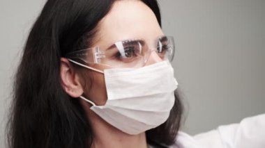 Doktor hastanın beyninin MR görüntüsünü inceliyor..