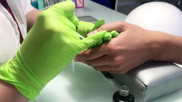 Manicura hacer una manicura francesa en un estudio de belleza — Vídeos de Stock