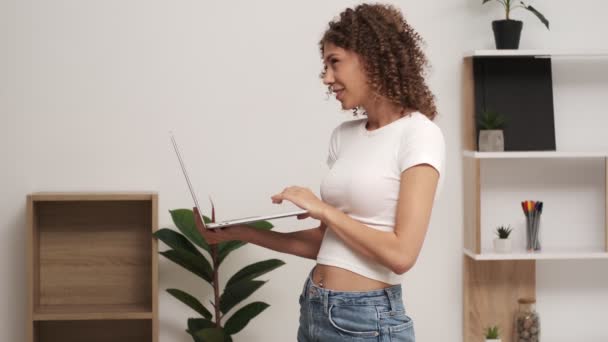 Concept d'entreprise. Jolie femme travaillant dans le bureau sur un ordinateur portable — Video