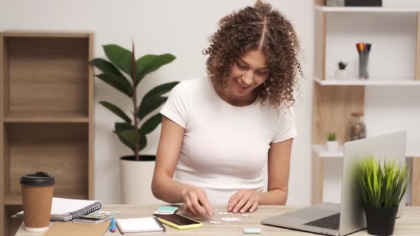 Concept d'entreprise. Jolie femme fait un puzzle à son lieu de travail — Video