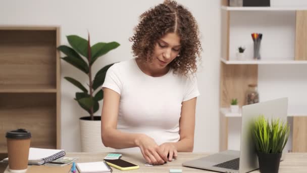 Concepto de negocio. Mujer bonita hace un rompecabezas en su lugar de trabajo — Vídeo de stock