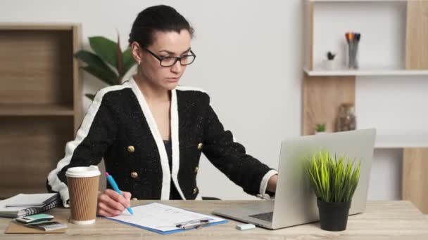 Obchodní koncept. Hezká žena pracující v kanceláři na notebooku — Stock video