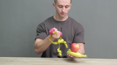 Sağlıklı beslenme konsepti. Atletik yapılı bir adam yüksek proteinli sağlıklı yiyecekler yer.