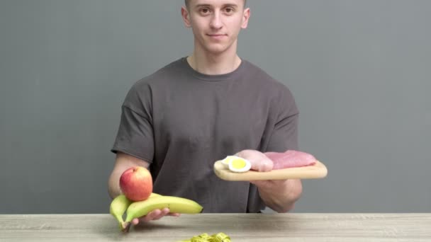 Konzept für gesunde Ernährung. Mann mit athletischer Statur ernährt sich gesund und proteinreich — Stockvideo