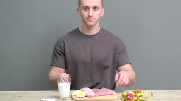 Healthy eating concept. Man of athletic build eats healthy food high in protein — Stock Video