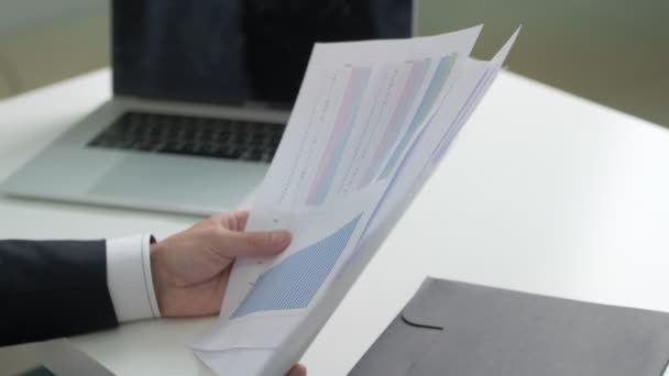 Üzleti koncepció. Az ember dokumentumokkal dolgozik a cég irodájában. — Stock videók