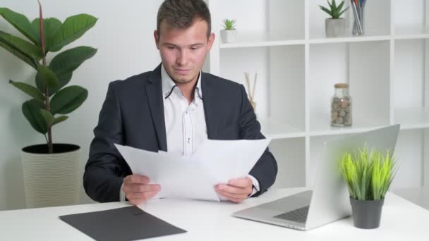 Conceito de negócio. Homem trabalha com documentos no escritório da empresa — Vídeo de Stock