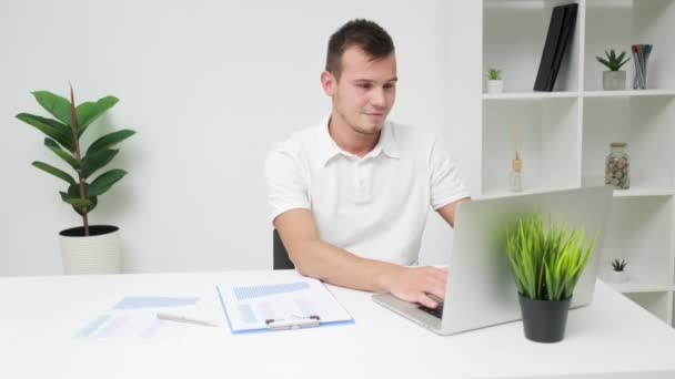 Concepto de negocio. Empresario trabajando en el ordenador portátil en la oficina de la empresa — Vídeos de Stock