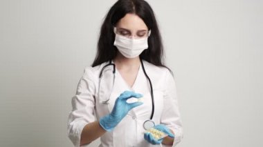 Doktor elinde hasta için yazılmış ilacı tutuyor..