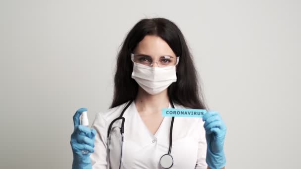 Medico donna in mantello bianco con l'iscrizione coronavirus . — Video Stock