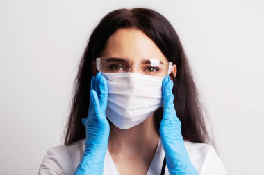 Tıp konsepti, doktor koruma için koruyucu cerrahi maske takıyor.