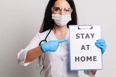 Tıp konsepti, elinde ödevi olan bir doktor.