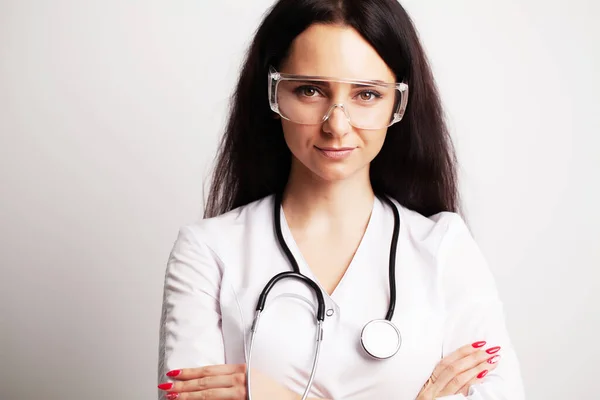 Conceito de medicina, médico feminino na clínica usa equipamentos de proteção individual — Fotografia de Stock