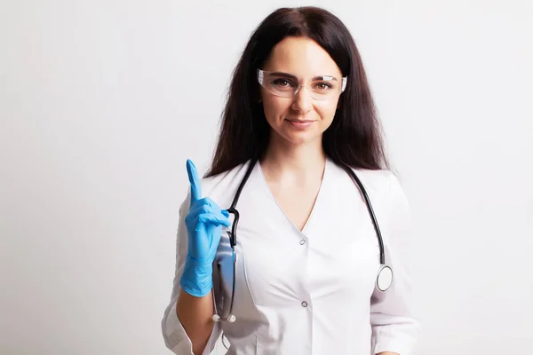 Conceito de medicina, médico feminino na clínica usa equipamentos de proteção individual — Fotografia de Stock