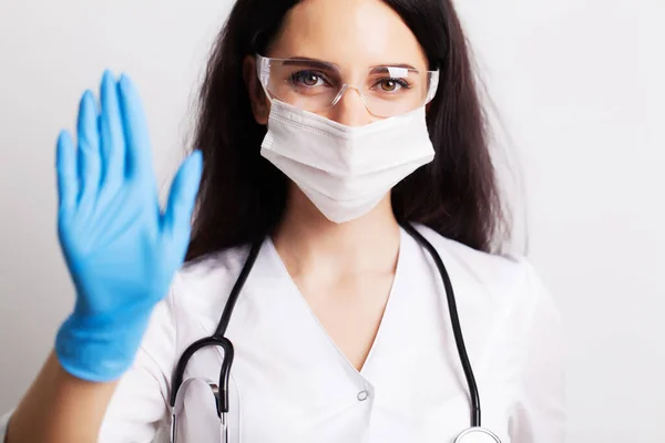 Conceito de medicina, mulher médico mostrando parar gesto — Fotografia de Stock