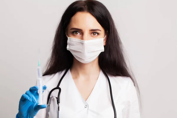 Medicine concept, female doctor typed in syringe vaccine for injection — Stock Photo, Image