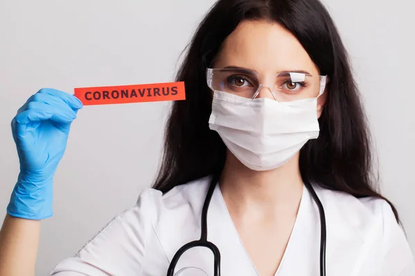 Concepto de medicina, doctora con inscripción de coronavirus — Foto de Stock