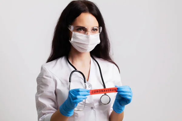 Conceito de medicina, médico fêmea segurando inscrição coronavírus — Fotografia de Stock