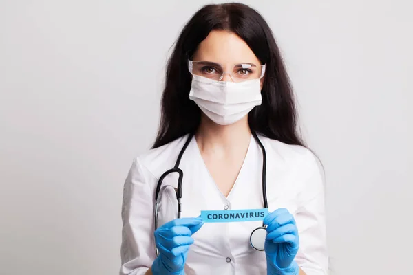 Conceito de medicina, médico fêmea segurando inscrição coronavírus — Fotografia de Stock