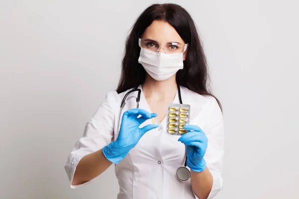 Conceito de medicina, médico feminino segurando pílulas prescritas para o tratamento do paciente — Fotografia de Stock