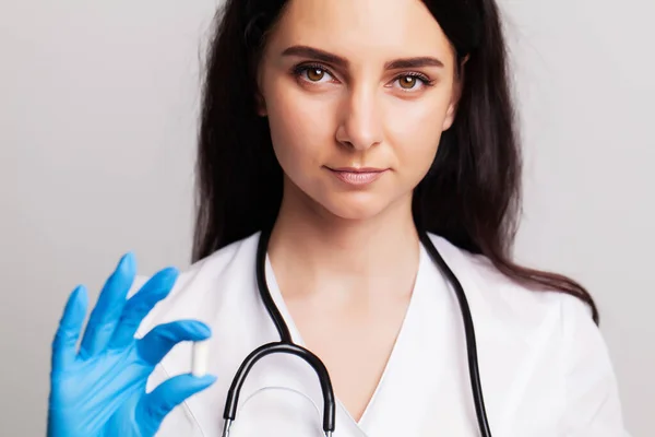 Medicine concept, female doctor holding pills prescribed for patient treatment — Stock Photo, Image