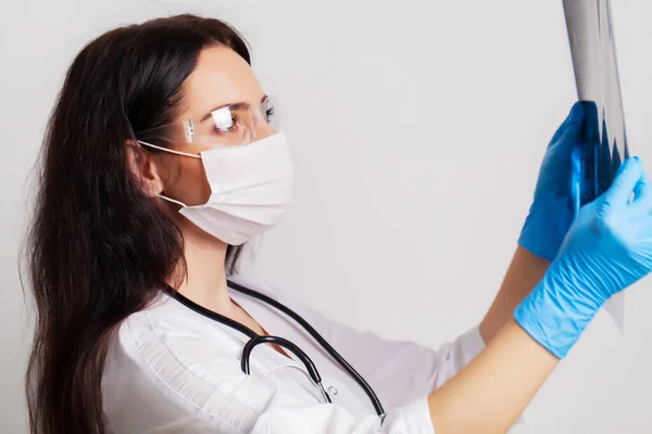 Conceito de medicina, médica examinando a ressonância magnética de um cérebro paciente em seu escritório — Fotografia de Stock