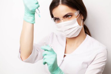 Tıp konsepti, kadın doktor enjeksiyon için şırınga aşısı yazdı