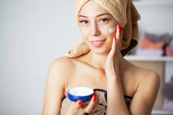 Huidverzorging, mooie vrouw in het aanbrengen van moisturizer crème voor gezichtsverzorging — Stockfoto