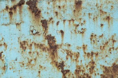 Yakından bakınca, kamyonun metal paneli paslanmış.