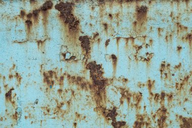 Yakından bakınca, kamyonun metal panelinin yüzey dokusu pas ve çatlakla dolu.