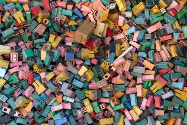 Geri dönüşüm için otomobil sigortasının birçok rengi ve boyutu.