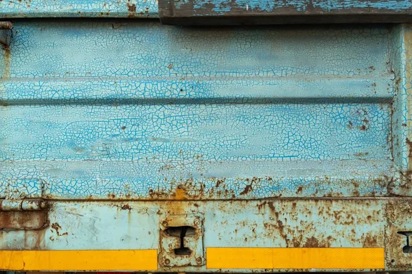Közelkép, a teherautó fémpaneljének felületi szmokingja rozsdás. — Stock Fotó