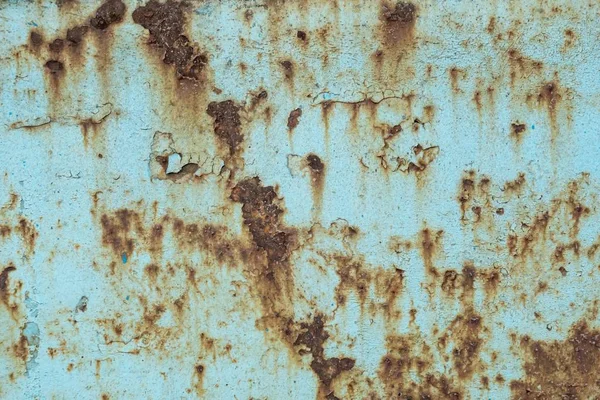 Yakından bakınca, kamyonun metal paneli paslanmış.