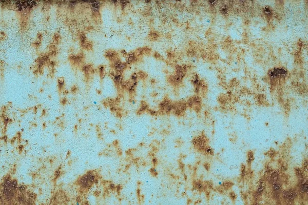 Yakından bakınca, kamyonun metal panelinin yüzey dokusu pas ve çatlakla dolu.