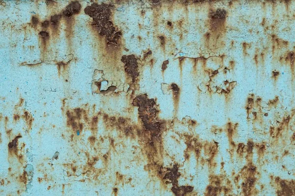 Yakından bakınca, kamyonun metal panelinin yüzey dokusu pas ve çatlakla dolu.