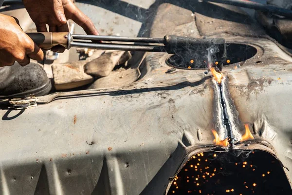 Oxy-Fuel Cutting Torch to cutting car for metal recycling — Stock Photo, Image