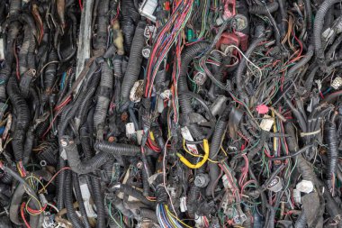 Araba teli, plastik örtü, plastik bağlantı ve geri dönüşüm için bakır yığını. Geri dönüşüm için araba parçalarını çöpe at.