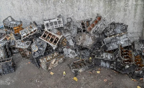 Stack of aluminium alloy cylinder head for recycling. — 스톡 사진