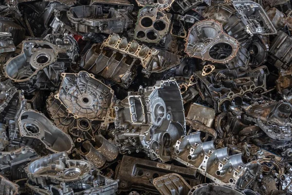 Alumíniumötvözetből készült hengerfej halom újrahasznosításra. — Stock Fotó
