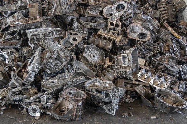 Empilement de culasse en alliage d'aluminium pour recyclage . Images De Stock Libres De Droits